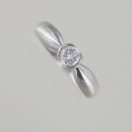 Ring med solitär diamant 0,43ct, Ø 17,25 mm, 18k ,behöver rodieras Vikt: 6,4 g