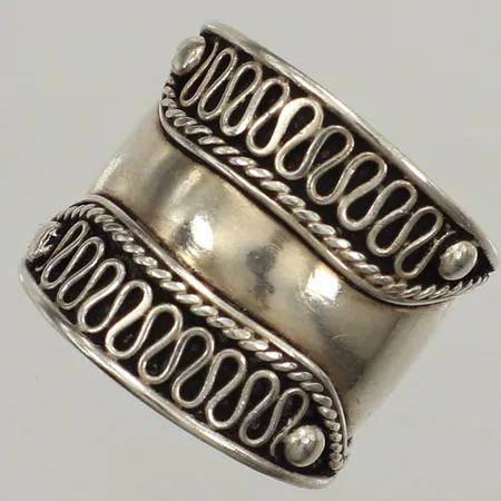 Ring, stl 17½, bredd 18,8mm, silver  Vikt: 5,4 g