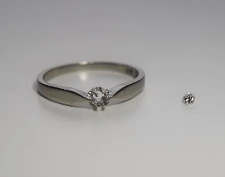 Ring med lös diamant 0,04ct , Ø 16,75 mm, 18k Vikt: 1,9 g