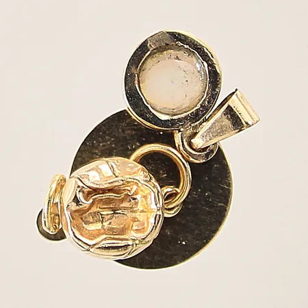 Guldsmycken, bucklor, gravyr, 18K  Vikt: 2 g