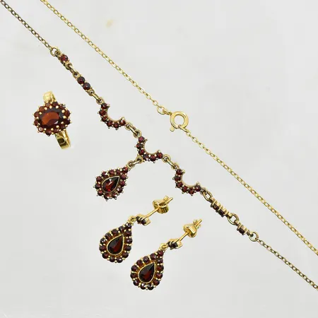 Set med granater, collier längd 41½ cm, ring stl 16½, ett par örhängen längd 22 mm, förgyllda, 925/1000 silver. Vikt: 12,5 g