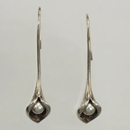 Ett par örhängen, pärlor, längd 50mm, bredd 1,1-10mm, skeva krokar, 925/1000 silver Vikt: 5,8 g