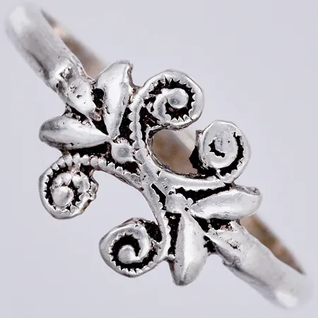 Ring, stl: 17, bredd ca 1-8mm, 925/1000 silver Vikt: 1,2 g