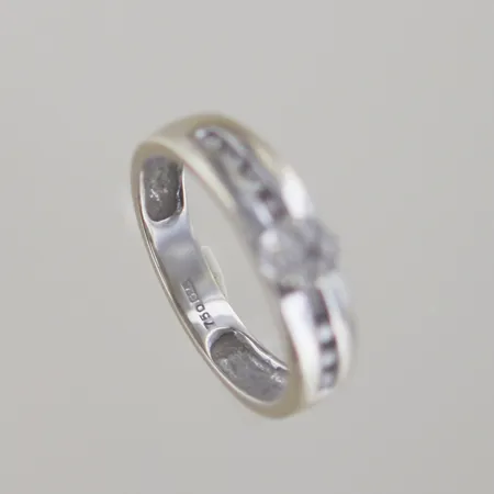 Ring med diamanter 15 x 0,01ct, Ø 17 mm, bredd 5 mm, 18K Vikt: 3,2 g