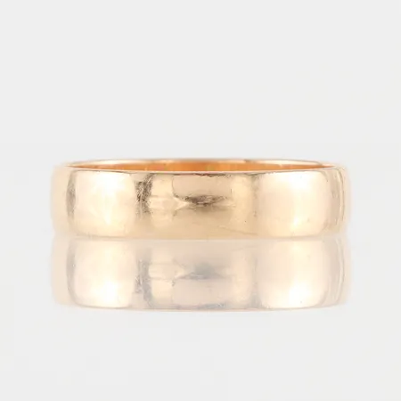 Ring slät med gravyr, storlek 20 ½ mm, bredd 5 mm, 18k. Vikt: 3,7 g