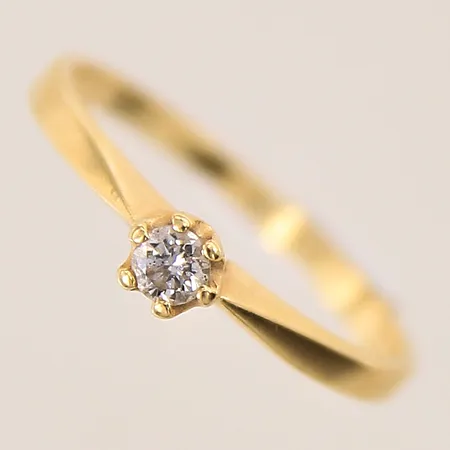 Ring med diamant ca 0,10ct, stl 17¼, bredd 1,5-4mm, GFAB, 18K  Vikt: 2 g