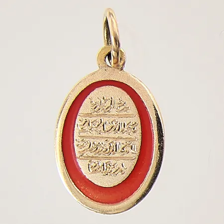 Hänge med dekor samt emaljdetaljer, 20x12mm, 18K  Vikt: 1,4 g