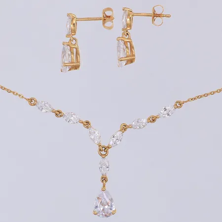 Smyckesset, collier, kubic zirconia, 42/45,5cm, hängdel 15mm, ett par örhängen, kubic zirconia, 15mm, Guldfynd, 18K. Nypris ca 12000kr Vikt: 4,5 g