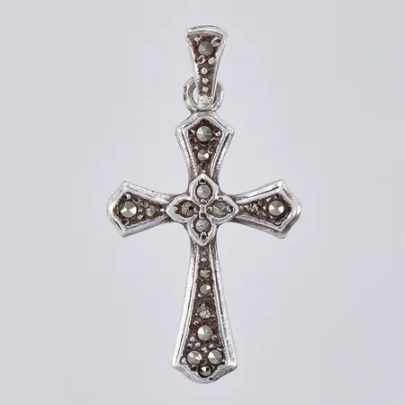 Hänge, kors med markasiter, längd: ca 2,9cm, bredd: ca 15mm, 830/1000 silver  Vikt: 2,4 g