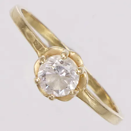 Ring, vit sten, stl 17¾, bredd 1,2-6,5mm, 18K  Vikt: 2 g