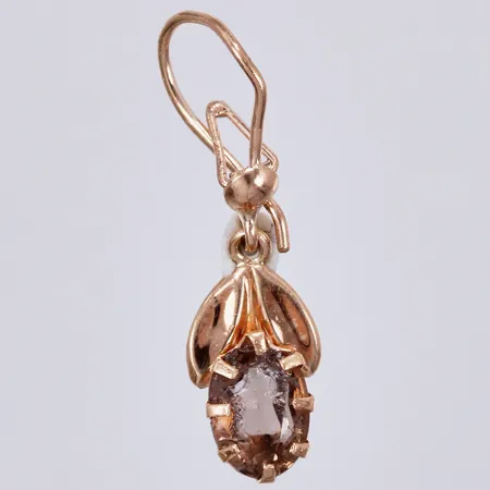 Ett örhänge med sten, defekt, längd ca20mm, bredd ca 1-6mm, 14K Vikt: 0,5 g