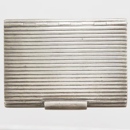 Cigarettetui, längd ca 8,2cm, bredd 6cm, förgylld insida, 830/1000 silver Vikt: 103,9 g