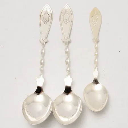 3st skedar i silver, 1st 12cm, 2st 14cm, modell Jämtlands skeden, 830/100, tillverkad av Guldsmedsaktiebolaget, 50-tal, vikt 35,4g.