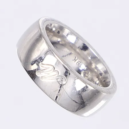 Ring, Schalins, stl 15¾, bredd 7mm, repor, gravyr på utsidan (bokstaven M), vitguld 18K Vikt: 16 g