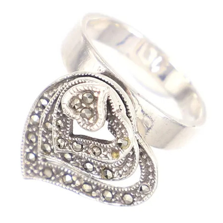 Ring, löst hängande hjärtan med markasiter, stl 17¼, bredd 3-18mm, defekt en sten saknas, silver 925/1000 Vikt: 6,8 g