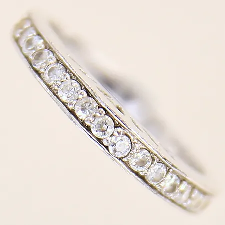 Ring med vita stenar, stl: 17¼, bredd: 2,2-3mm, silver 925/1000 Vikt: 3 g