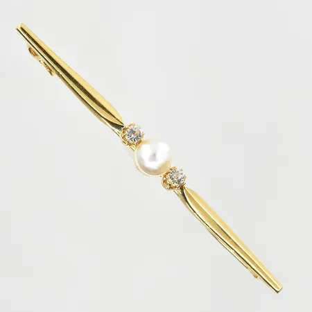 Brosch med odlad pärla Ø6 mm och vita stenar, längd 66 mm, 18K. Vikt: 3,8 g