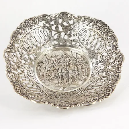 Skål med genombruten dekor, Ø 16cm, höjd 25mm, 830/1000 Silver Vikt: 152,9 g