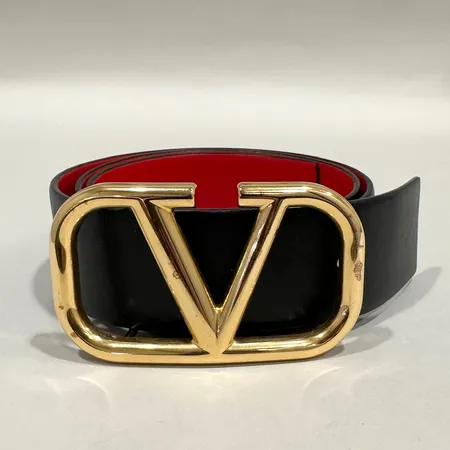 Skärp Vlogo Valentino, modell-nr: P00439101, mått 95x4cm, läder, spänne i gulmetall, dustbag, box, tags, läder med slitage, spänne med lätt missfärgning samt mindre repor