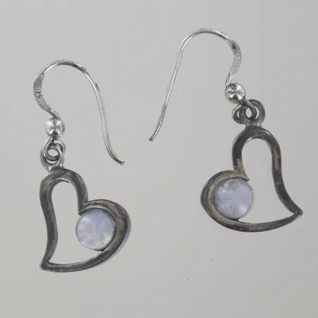 Ett par örhängen med månsten, längd 3 cm, silver 925/1000 Vikt: 4,4 g