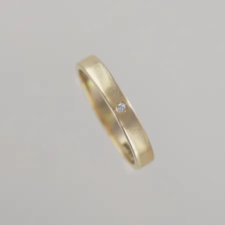 Vigselring 0,03 brilj 18k 6,2 gr Ø 22 mm Vikt: 6,2 g