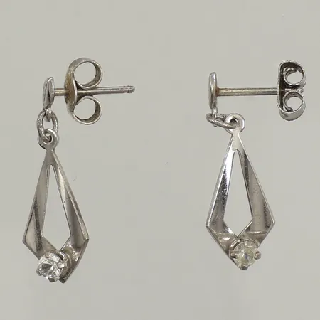 Ett par örhängen, vita stenar, längd 23mm, bredd 7,8mm, silver Vikt: 1,3 g