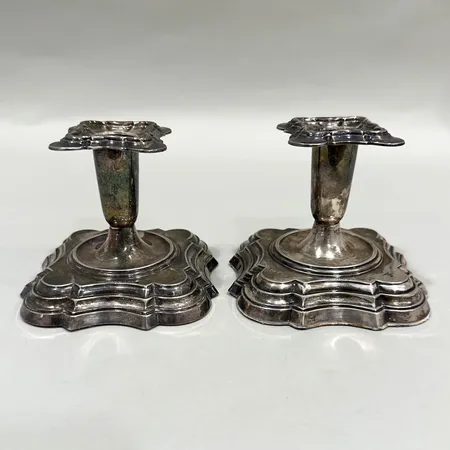 Ett par ljusstakar med dekor, höjd ca 8,5cm, ena med lös fyllning, stearinrester, oxiderade, mindre bucklor, silver 830/1000 Vikt: 403,2 g