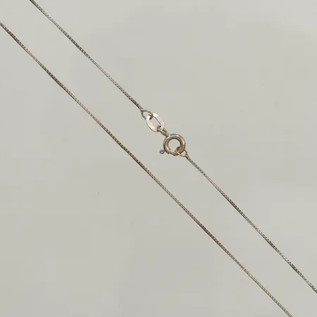 Kedja Venezia, längd 53cm, bredd 0,6mm, lätt skev, vitguld, GHA, 18K  Vikt: 1,1 g