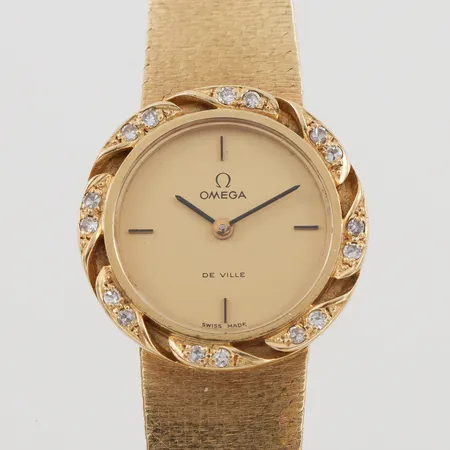 Damur Omega De Ville med små diamanter, fungerar ej, diameter ca 23 mm, totalvikt 45.6 gram.