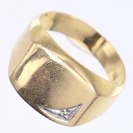 Klackring med diamant 1x ca 0,005ct, stl 18¾, bredd 4-13mm, ihålig, lätt bucklig, 18K Vikt: 5,5 g
