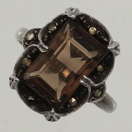 Ring, markasiter, rökkvarts, stl 17½, bredd 2,2-16,8mm, silver 935/1000 Vikt: 4,4 g