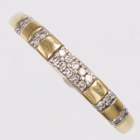 Ring, diamanter 18 x ca0,005ct, stl 17¼, bredd 1,2-2,8mm, 18K  Vikt: 1,4 g