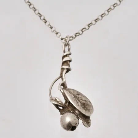 Hänge med kedja i silver, mått 18,5x44mm, Lingon, kedja, 64cm, Ärtlänk, bredd 2,3mm, vikt 11,38g.