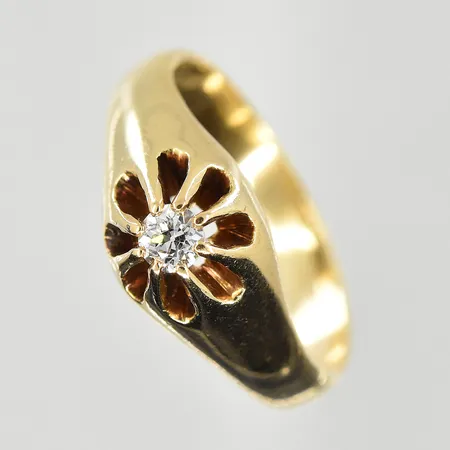 Ring med vit sten, stl 18½, bredd 4-8 mm, 14K. Vikt: 4,8 g