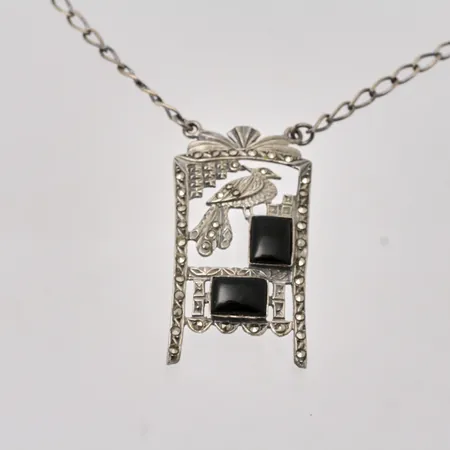 Hänge med kedja i silver, 45cm, Pansar, bredd 2,8mm, hänge, mått 22,6x44,5mm, 2st Onyx, mått 6,5x8,7mm, 7x8,5mm, ca 39st Markasiter, 925/1000, tillverkad av Hedbergs Guldvikt 10,56g.