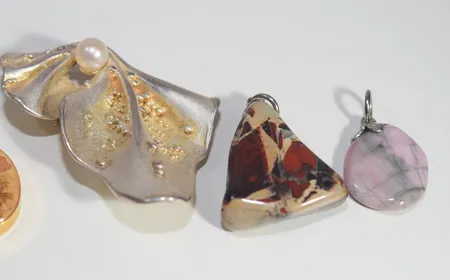 Hängen 2st med sten + brosch silver med pärla 925/1000 Vikt: 11,3 g