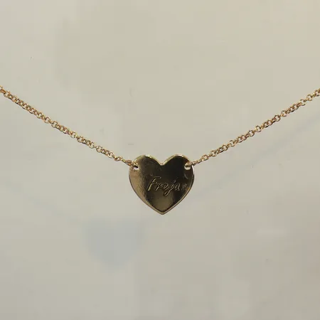 Collier integrerat hänge, längd 42cm, gravyr, förgyllt, 925/1000 silver Vikt: 3,7 g