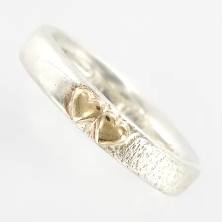 Ring med detalj i 14K, stl 18½, bredd ca3mm, gravyr, 925/1000 Silver Vikt: 5,1 g