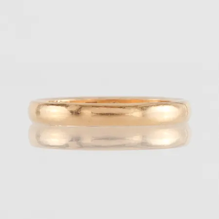 Ring med gravyr, storlek 16 ½ mm, bredd 2.7 mm, 20k. Vikt: 3,7 g
