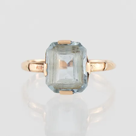 Ring med sten, 18k, slitage/defekter, storlek 17 mm, bredd 1.7-10.7 mm. Vikt: 2 g