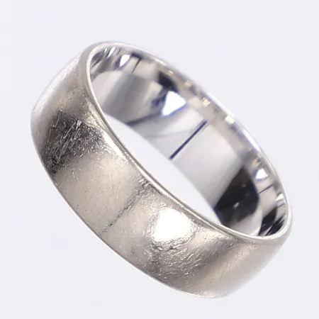 Ring, stl 20½, bredd 6mm, repor, gravyr, vitguld 18K Vikt: 9,8 g