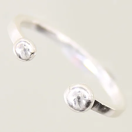 Ring med kulor, stl: 18, bredd: 1,7-4,3mm, silver 925/1000 Vikt: 2 g