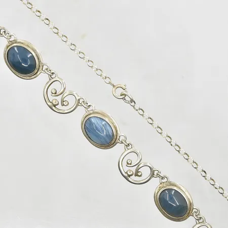 Collier med Bergslagssten, A10/1975, längd 46 cm, bredd 3-17 mm, 925/1000 silver. Vikt: 46,1 g