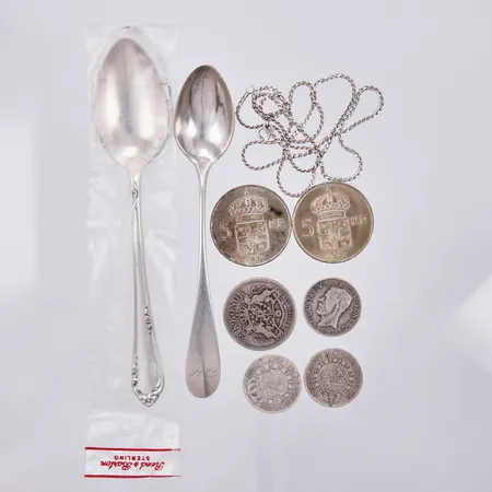 2 skedar, 6 mynt, 1 halskedja defekt, silver  Vikt: 124,7 g