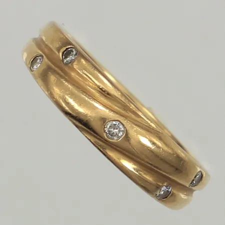 Ring diamanter 5x ca 0,01ct, stl 16, bredd 4,7mm, GHA, 18K  Vikt: 3,5 g