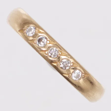 Ring diamanter 5 x ca0,01ct, stl 15½, bredd 3mm, Schalin, gravyr, 18K  Vikt: 2,3 g