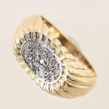 Ring med diamanter 13 x ca 0,01ct, stl 18¼, bredd 3-10mm, bucklig, 18K  Vikt: 6,3 g