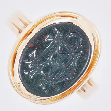 Klackring med sten, graverad, Carlson K & E 1928, stl: 18½, lagningar, bucklig skena, 18K Vikt: 4,9 g