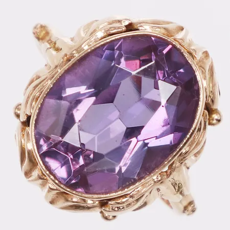 Ring, lila sten, stl 19¾, bredd 2-20mm, roséfärgad, 14K  Vikt: 6,5 g