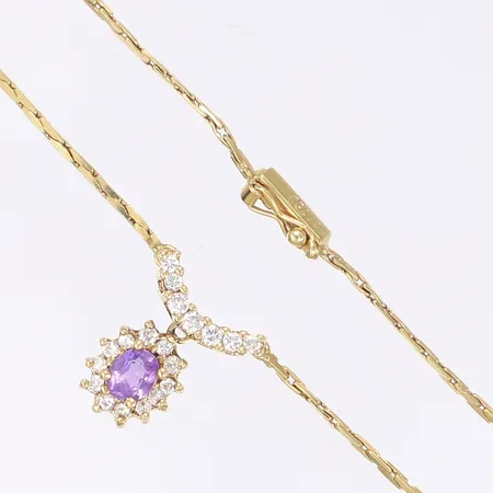 Halscollier med dia 7x ca 0,02ct, 12x ca 0,01ct och lila sten, kistlås, längd 42cm, bredd 1-13mm, 18K Vikt: 7,1 g